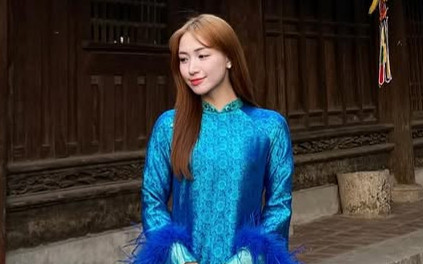 Mốt phối áo dài cùng túi xách hàng hiệu của sao nữ Vbiz khi đi chơi Tết Ảnh 2