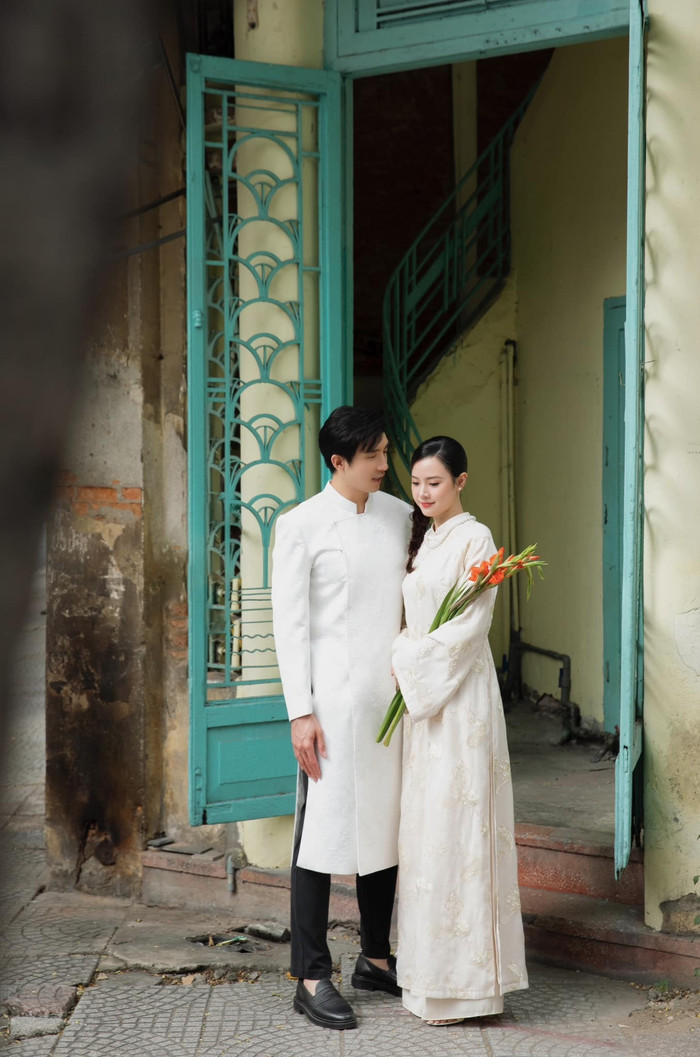 Sau khi kết hôn vào năm 2024, cuộc sống của cả hai đã trở thành hình mẫu lý tưởng, vừa duy trì sự nghiệp thành công, vừa tạo dựng tổ ấm hạnh phúc viên mãn. Không chỉ là một cặp đôi được yêu mến, Midu và chồng còn cho thấy sự khéo léo trong cách lựa chọn trang phục, thể hiện phong cách hài hòa và chuẩn mực từ đời sống đến hình ảnh công chúng.