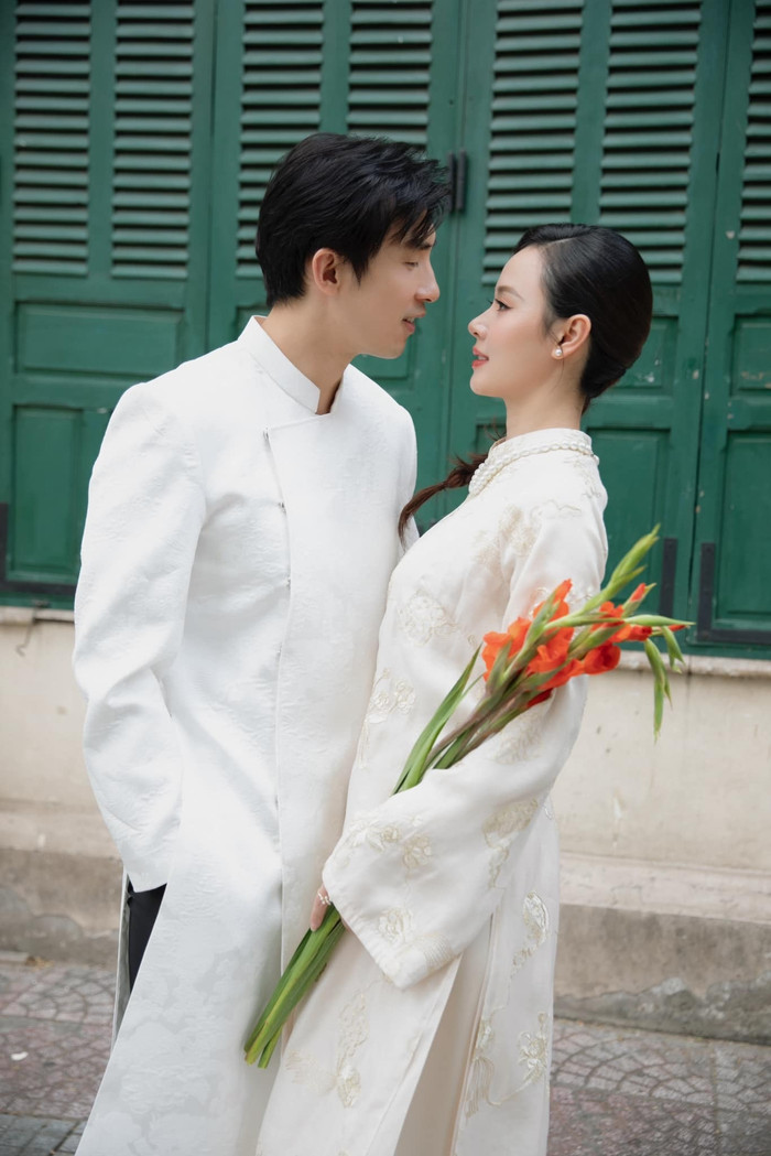 Midu và ông xã trong tà áo dài trắng trở nên dịu dàng, nền nã, tựa như hình ảnh của một quý cô truyền thống kết hợp cùng nét đẹp hiện đại đầy cuốn hút.