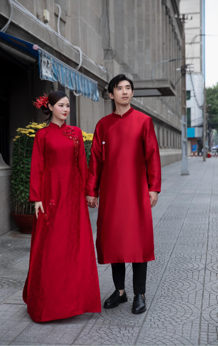 Bộ áo dài đỏ của Midu được thiết kế với những họa tiết thêu tay tinh tế, đính kết nhẹ nhàng ở phần ngực áo, giúp tôn lên nét đẹp đằm thắm nhưng không kém phần trẻ trung của cô.