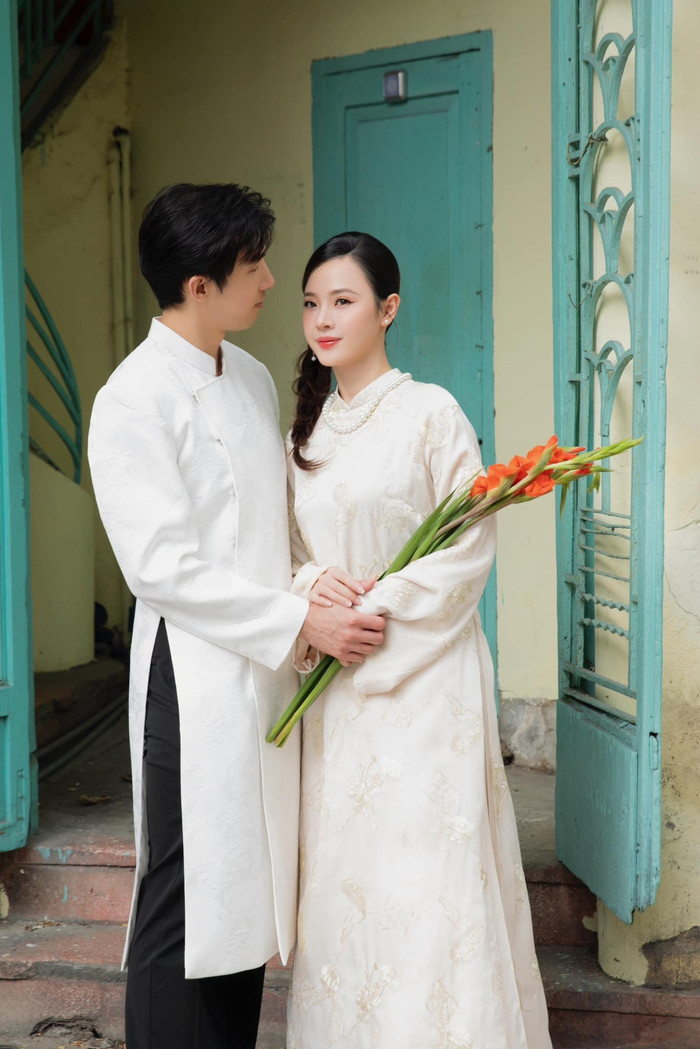 Tà áo dài trắng mà Midu mặc còn mang đến một thông điệp ý nghĩa về sự thanh khiết, giản dị nhưng đầy sâu sắc, tượng trưng cho vẻ đẹp trường tồn của người phụ nữ Việt Nam.