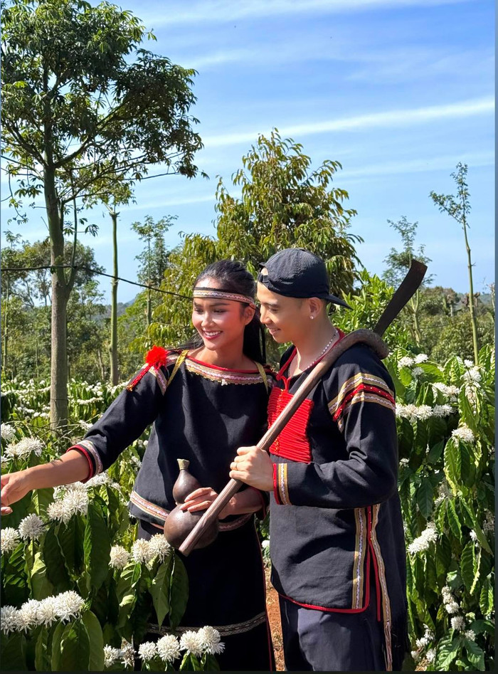 Showbiz 24h: H'Hen Niê lựa chọn tấm hình bản thân và bạn trai mặc trang phục truyền thống của người Ê đê làm khoảnh khắc báo tin vui với khán giả. Ảnh: FBNV