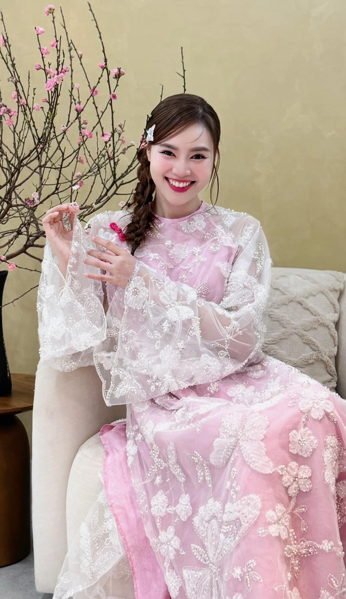 Ninh Dương Lan Ngọc được khen dễ thương hết sức với mái tóc tết rối kết hợp cùng bộ áo dài ren màu hồng và trắng vô cùng điệu đà.