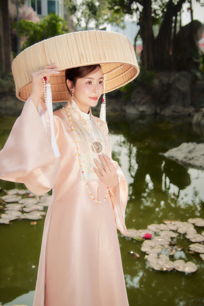 Với bộ cổ phục, nàng hậu chọn kết hợp với chiếc nón quai thao đậm chất dân tộc.