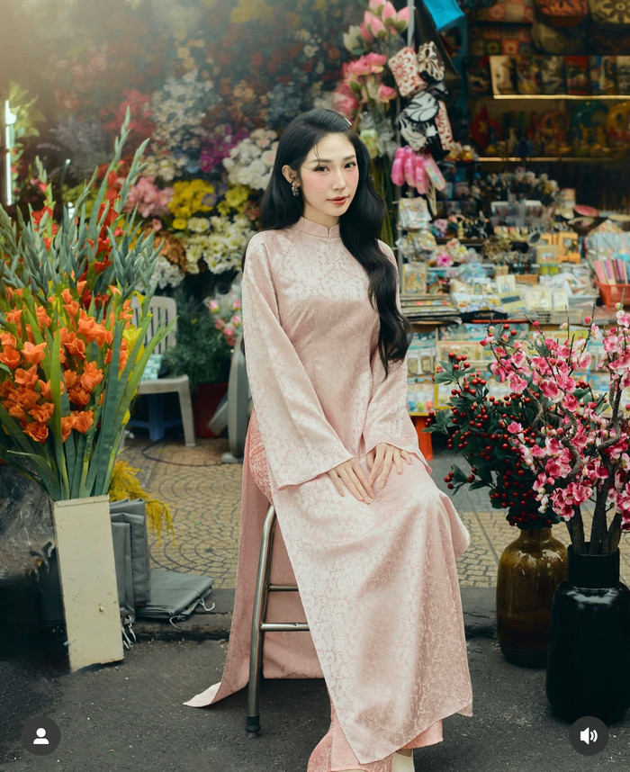 Áo dài lụa với sắc màu nhã nhặn, kiểu dáng cổ điển được Khổng Tú Quỳnh lựa chọn phối cùng giày cao gót. Nữ ca sĩ trang điểm má hồng ngọt ngào, lớp nền trong suốt cùng kiểu tóc xõa tự nhiên.
