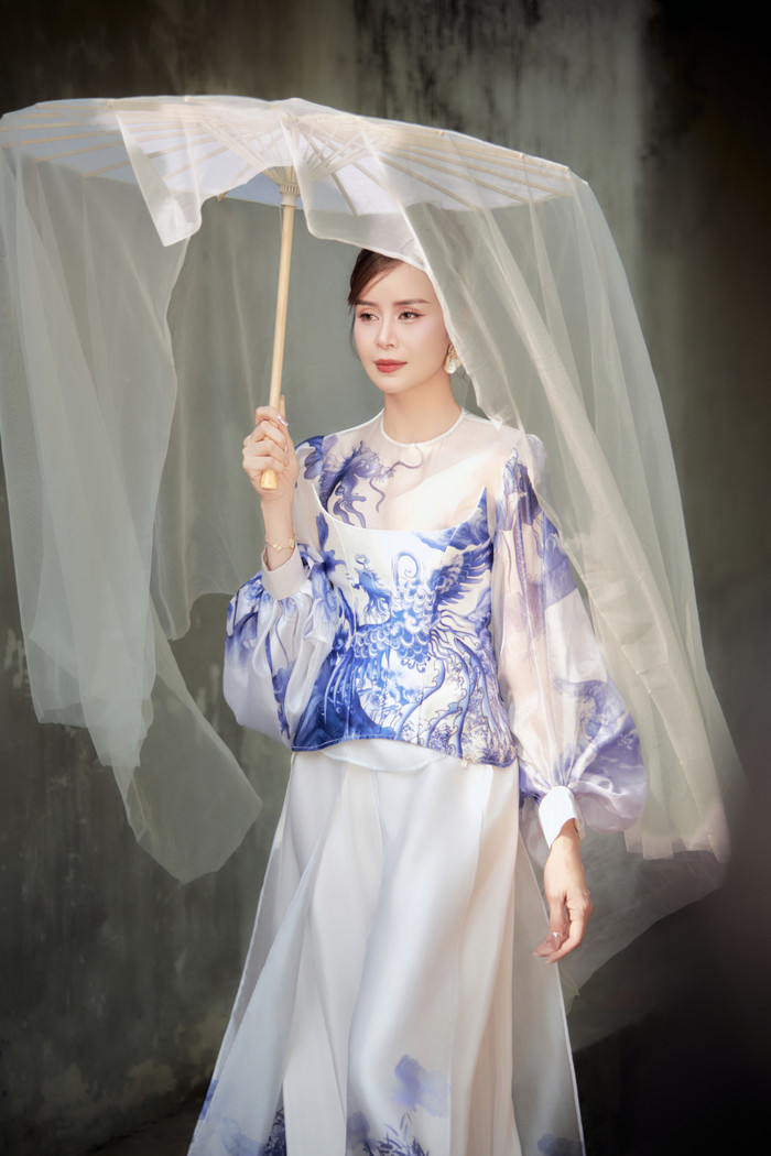 Hoa hậu điện ảnh Sella Trương từ Mỹ trở về và nhanh chóng thực hiện bộ ảnh thời trang với những trang phục mang âm hưởng văn hoá dân tộc.