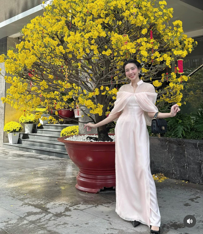 Hoa hậu Thùy Tiên còn gây ấn tượng khi khoe vẻ đẹp rạng rỡ ngày đầu năm mới trong bộ áo dài cách tân với kiểu dáng lạ mắt cùng chi tiết tay cape bồng bềnh. 