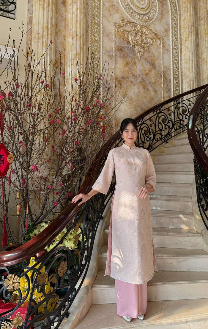 Mai Ngọc trong trang phục áo dài nhẹ nhàng đón Tết. Ảnh: FBNV