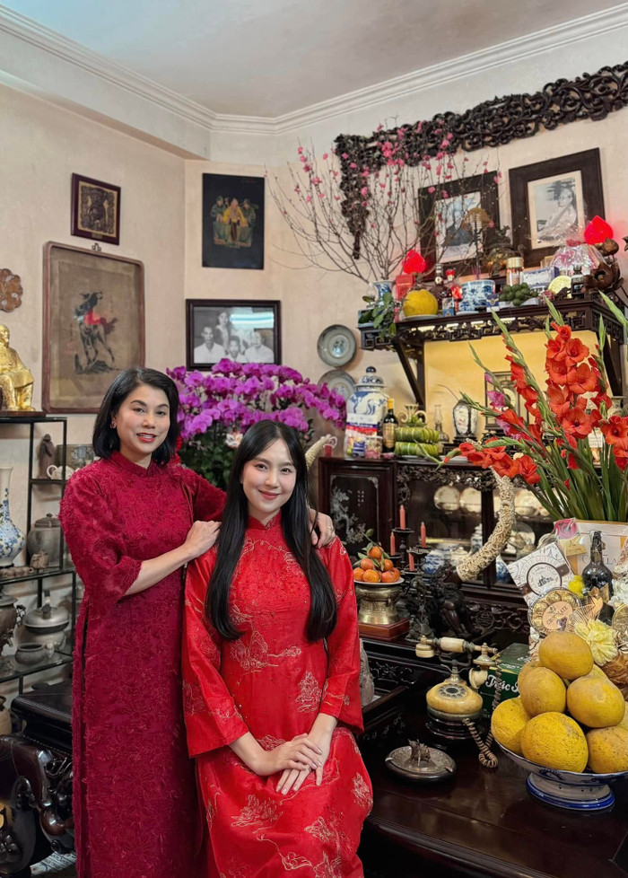 Mai Ngọc chụp hình cùng mẹ ruột. Ảnh: FBNV