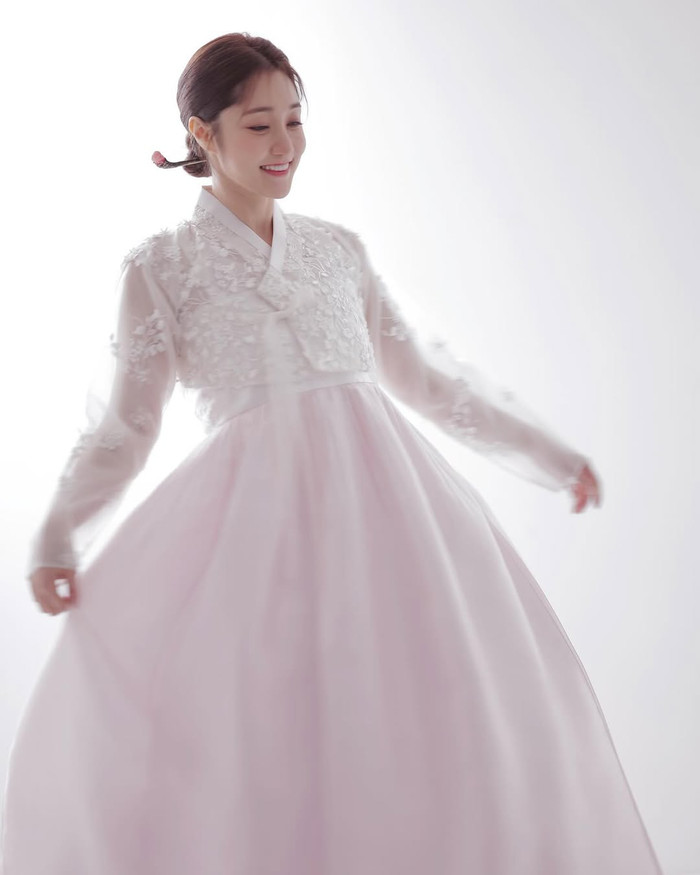 Nữ ca sĩ thông báo kết hôn vào mùng 3 Tết Ảnh 1