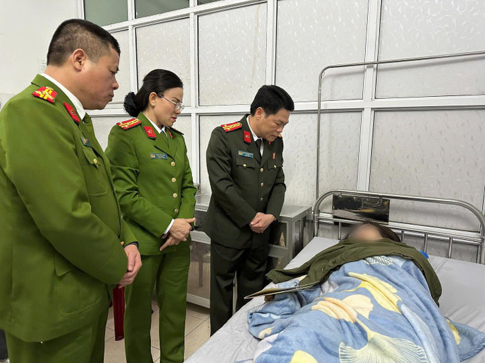 Lực lượng chức năng thăm hỏi, động viên 2 nạn nhân may mắn sống sót sau vụ tai nạn. Ảnh: Công an tỉnh Nam Định