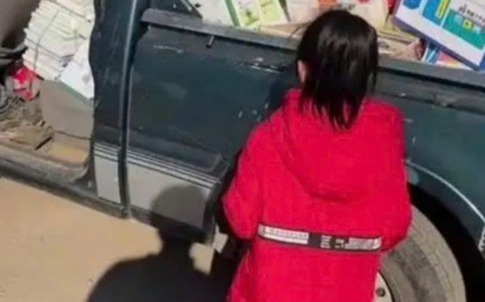 Người chú chở xe đầy ắp quà đến lì xì năm mới, cháu gái 'tái mặt' sau khi nhìn thấy Ảnh 2