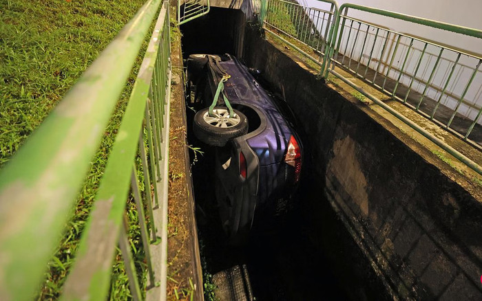 Va chạm với xe buýt trên đường, chiếc ô tô nằm lật ngang dưới kênh Ảnh 2