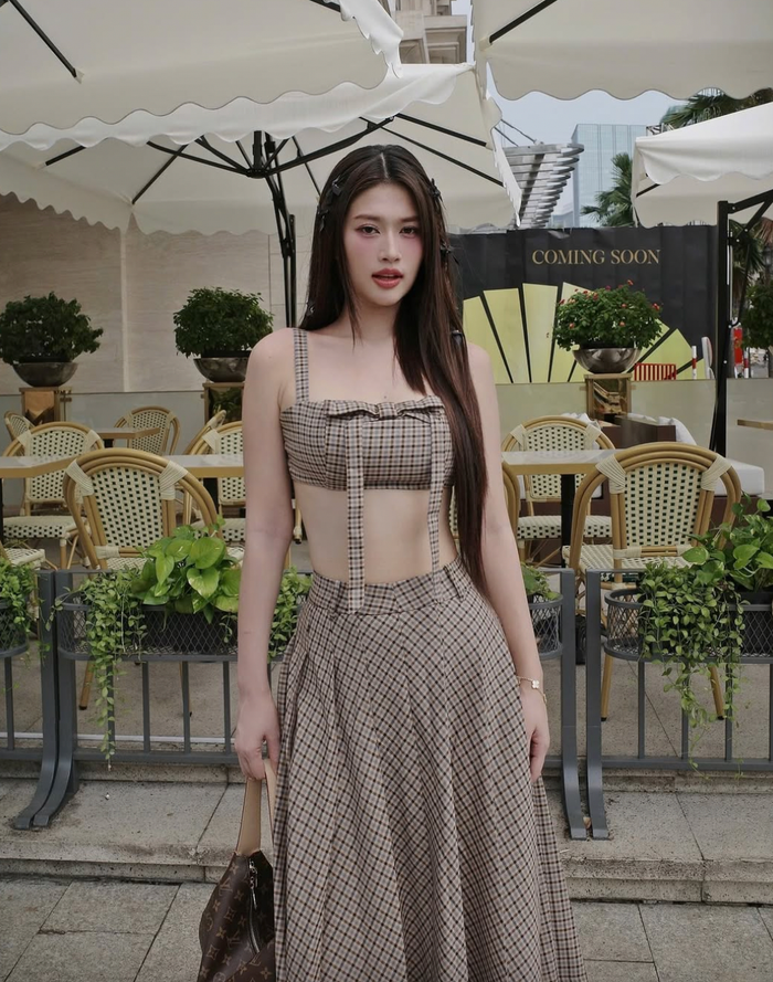 Đoàn Thiên Ân diện áo ngắn, khoe eo thon khi xuống phố dạo chơi. (Ảnh: FBNV)