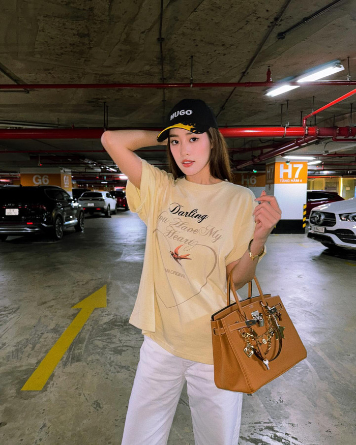 Tủ đồ của Hoa hậu Khánh Vân được phủ đầy những mẫu túi hiệu đắt đỏ. (Ảnh: FBNV)