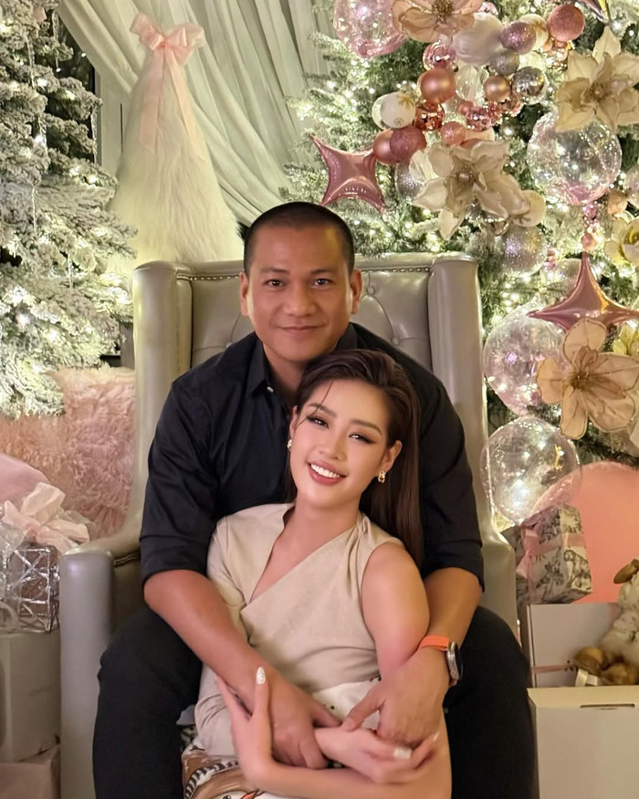 Vợ chồng Hoa hậu Khánh Vân 'dính như sam', luôn đồng hành cùng nhau trong các hoạt động. (Ảnh: FBNV)