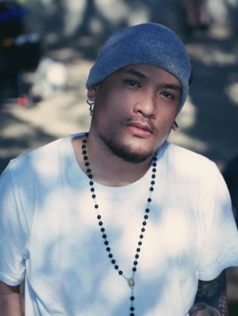 Nam ca sĩ có 10 năm kinh nghiệm trong việc thiết kế và quản lý âm thanh, ánh sáng sân khấu. 