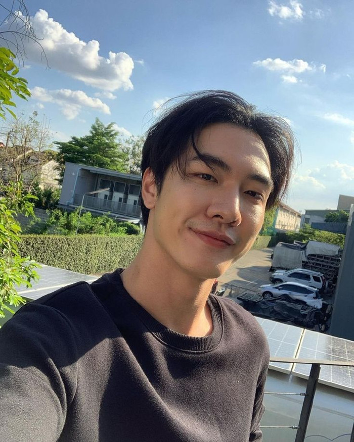 Pong Pongsakorn Ponsantigul bắt đầu đóng phim từ năm 25 tuổi. 