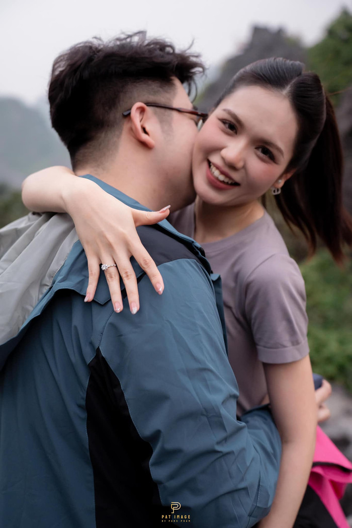 Hoa hậu Kỳ Duyên được chồng cầu hôn khi cả hai đang đi trekking. (Ảnh: FBNV)