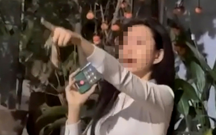 Vụ đánh ghen lột đồ ở Cần Thơ: Lời khai với tình tiết bất ngờ từ người vợ Ảnh 2