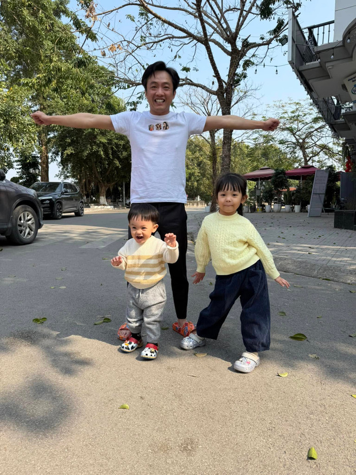 Cường Đô La khoe khoảnh khắc vui vẻ, rạng rỡ bên cạnh hai con là Suchin và Sutin. (Ảnh: FBNV)