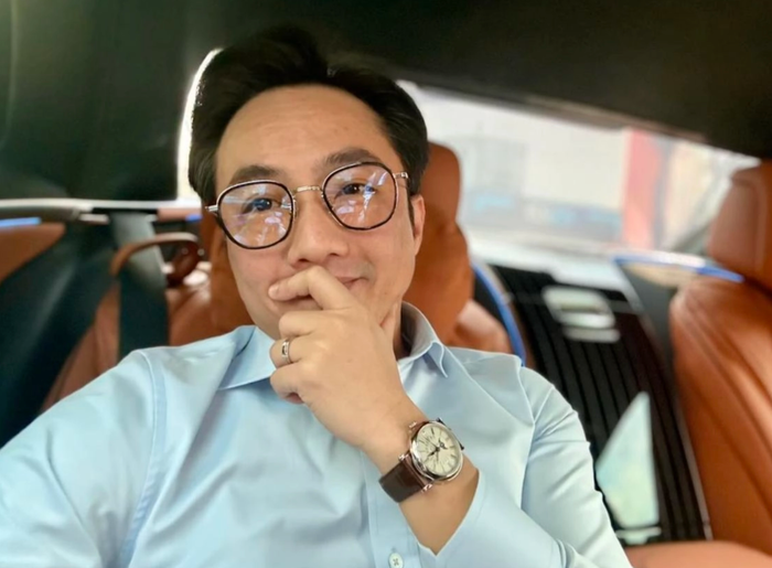 Cường Đô La giữ tinh thần lạc quan, chăm chỉ làm việc sau biến cố của gia đình. (Ảnh: FBNV)