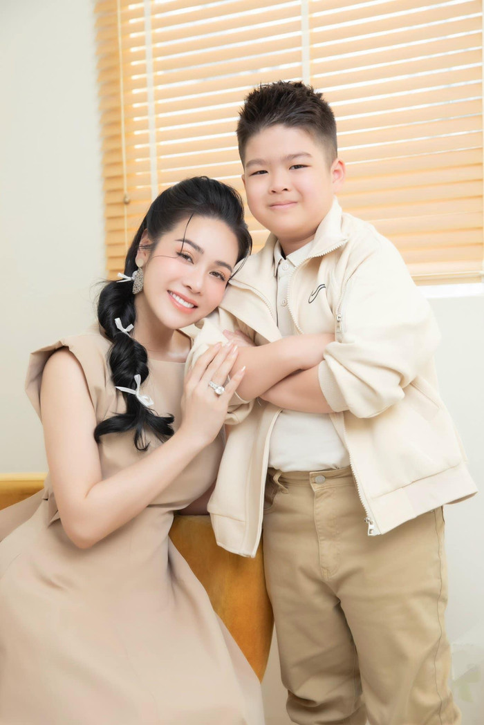 Nhật Kim Anh cho biết, con trai Bửu Long rất háo hức, vui mừng khi sắp có em gái. (Ảnh: FBNV)