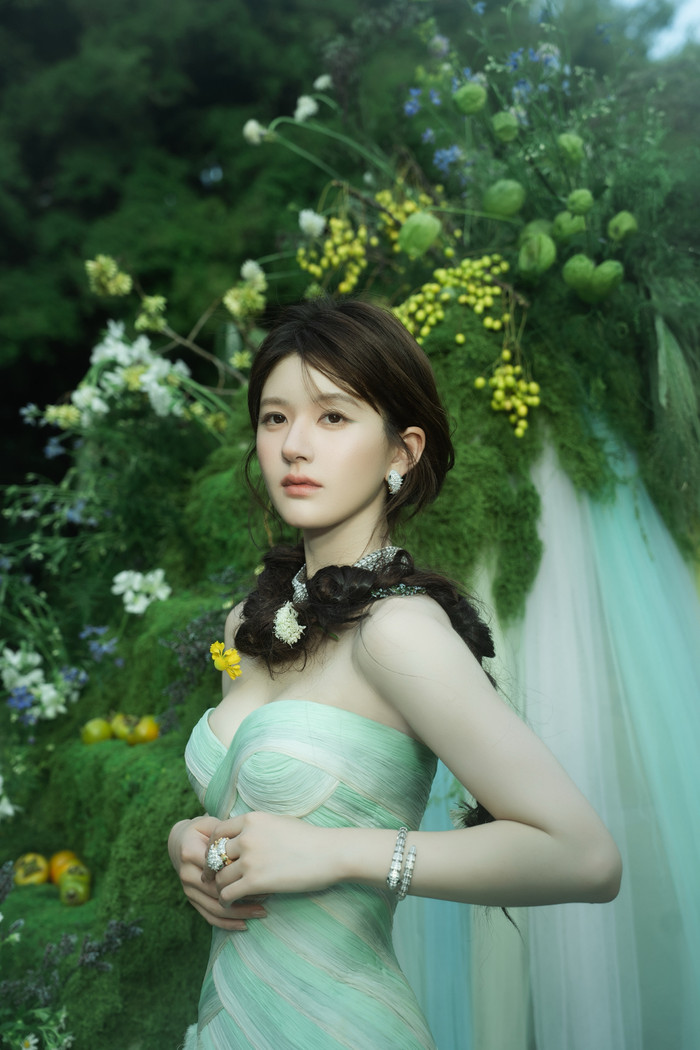 Câu chuyện liên quan đến sức khỏe và công việc của Triệu Lộ Tư được netizen quan tâm.