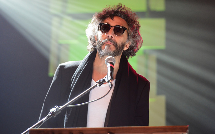 Nam ca sĩ 61 tuổi gặp tai nạn gãy 5 xương sườn vào năm 2024 nay ra sao? Ảnh 2