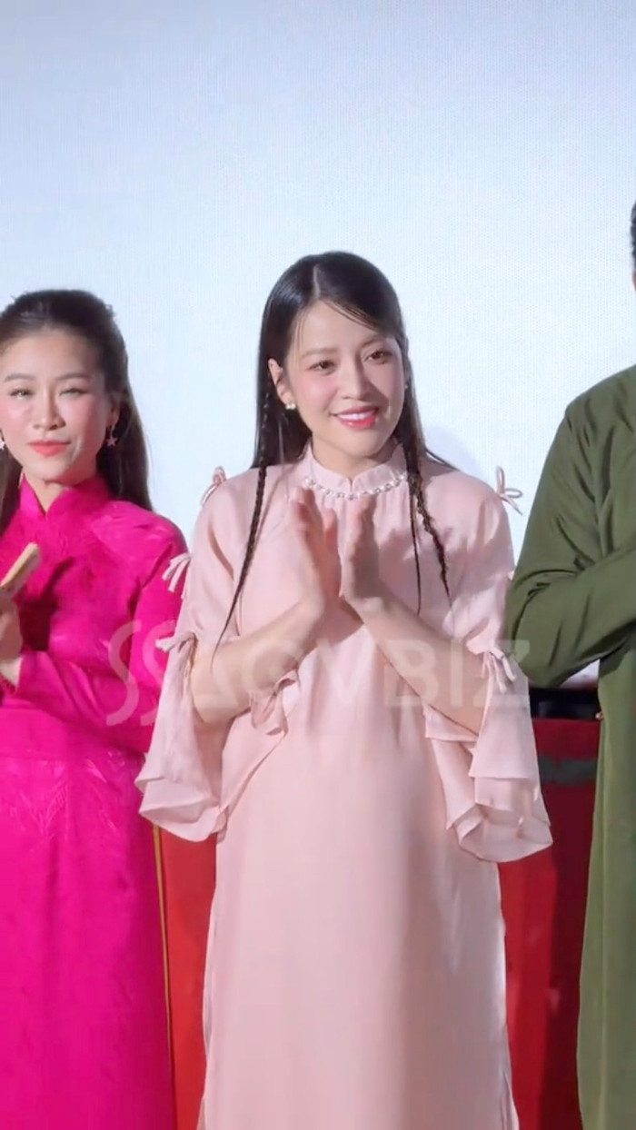 Showbiz 24h: Puka diện áo dài suông, khéo khoe nhan sắc xinh đẹp ở những tháng cuối thai kỳ. Ảnh: TikTok Saovbiz