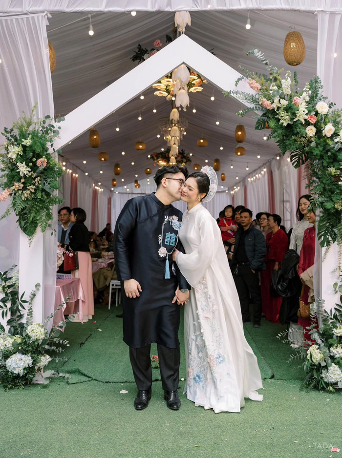 Showbiz 24h: Hoa hậu Kỳ Duyên nở nụ cười hạnh phúc trong ngày trọng đai. Ảnh: FBNV