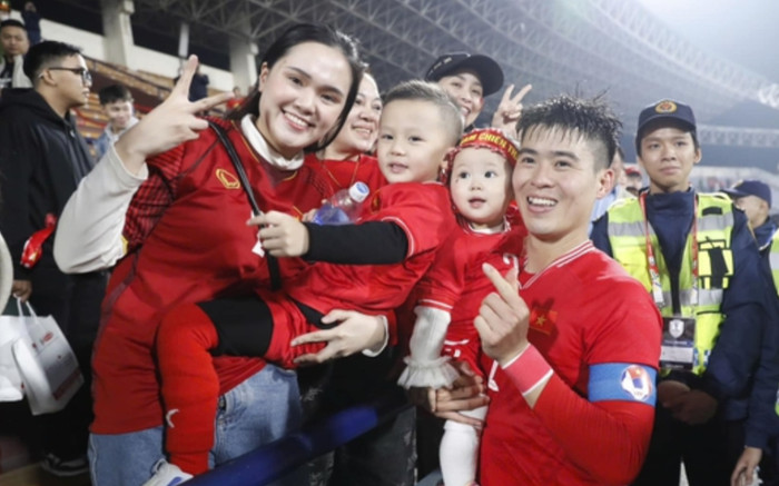 Quỳnh Anh và các con qua Thái Lan 'tiếp lửa' cho Duy Mạnh Ảnh 2