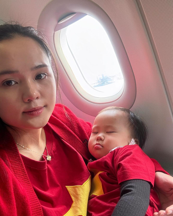 Quỳnh Anh và con gái út của Duy Mạnh lên đường đến Thái Lan để cổ vũ cho đội tuyển Việt Nam. Ảnh: FBNV