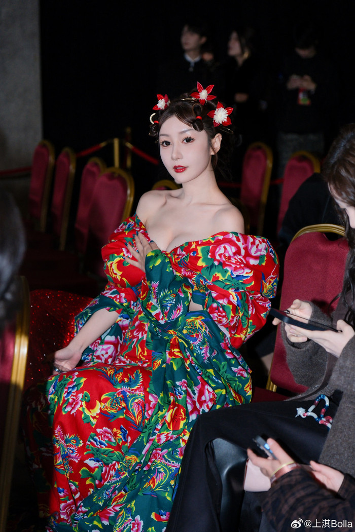 Thượng Kỳ diện váy o ép vòng một quá đà