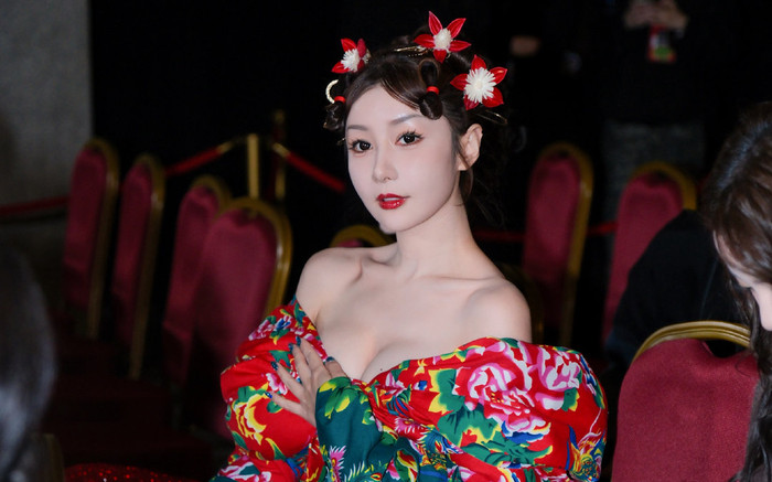 Nữ diễn viên chơi trội diện váy o ép vòng một Ảnh 2