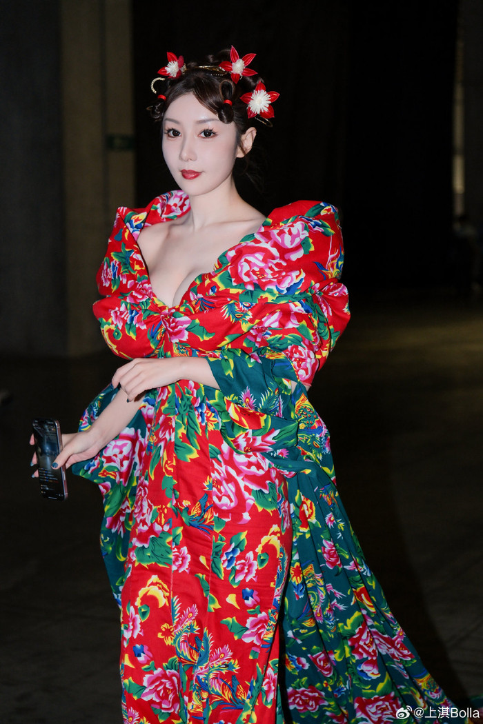 Thượng Kỳ xuất hiện với tạo hình độc lạ trên thảm đỏ Tinh Quang Đại Thưởng