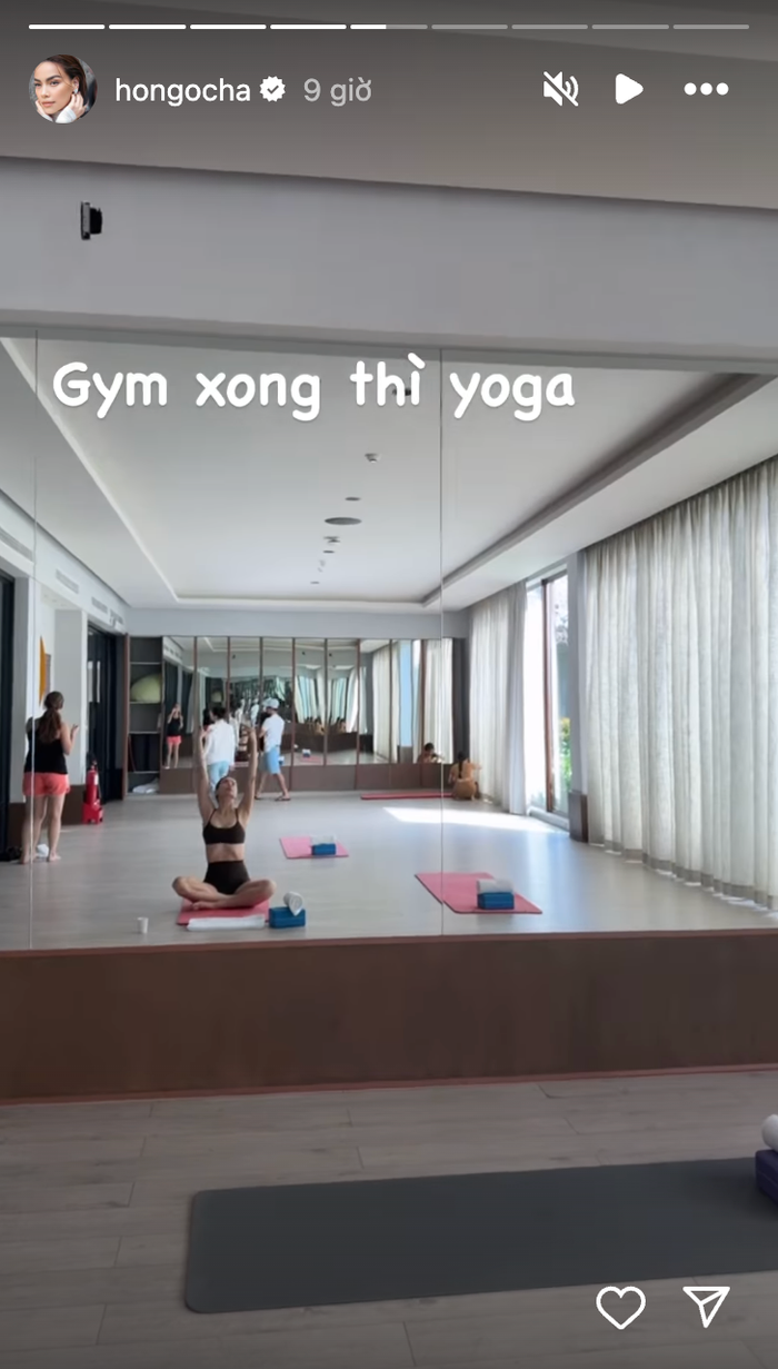 Sau gym, Hồ Ngọc Hà tiếp tục tập yoga. (Ảnh chụp màn hình)