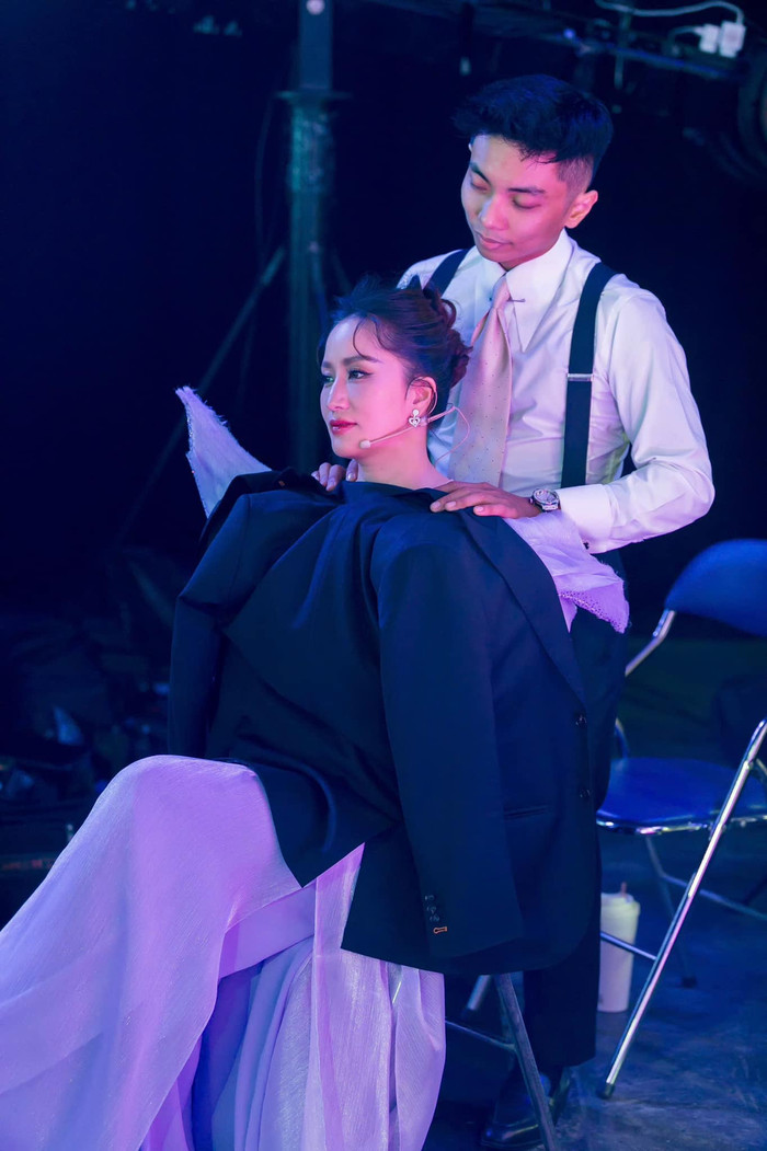 Phan Hiển từng không ngần ngại đi xa và ngược đường đến tận địa điểm ghi hình Bước Nhảy Hoàn Vũ để cổ vũ cho Khánh Thi. Ảnh: FBNV