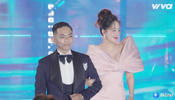 Khánh Thi - Phan Hiển nhận được sự hò reo, ủng hộ nồng nhiệt của khán giả có mặt tại chương trình Bước Nhảy Hoàn Vũ. Ảnh: Chụp màn hình