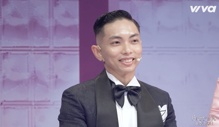 Phan Hiển ăn vận bảnh bao, chỉn chu khi làm giám khảo tại Bước Nhảy Hoàn Vũ. Ảnh: Chụp màn hình