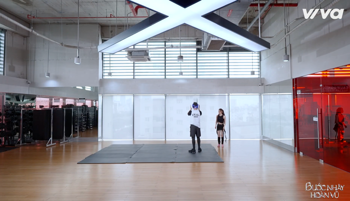 Quỳnh Nga trải nhiều thảm tập, vũ công Tihomir đội thêm mũ bảo hiểm để đảm bảo an toàn khi tập luyện. Ảnh: Chụp màn hình