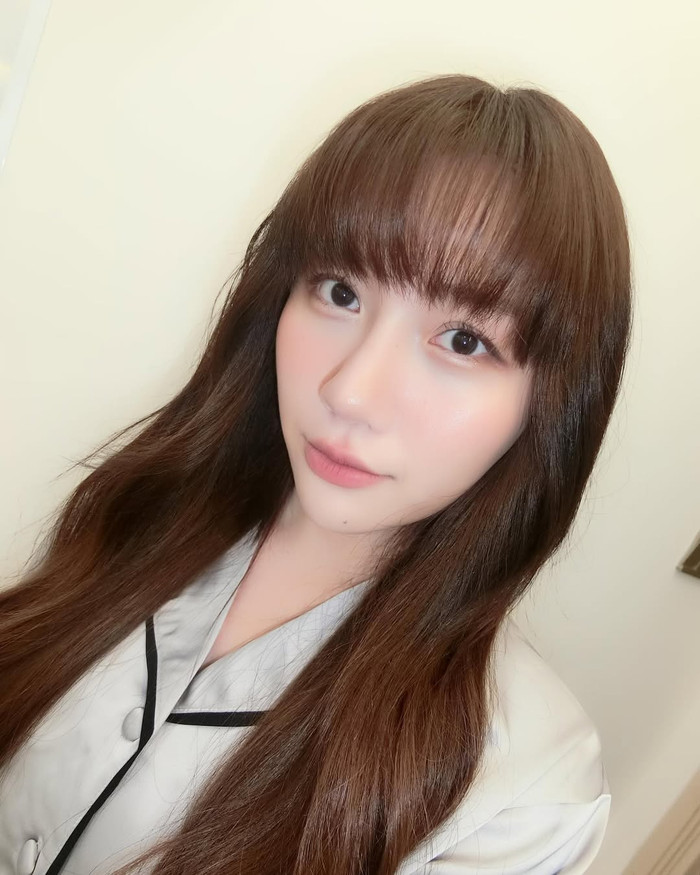 Em gái Trấn Thành chăm khoe 'thành quả' chụp bằng máy ảnh. (Ảnh: FBNV)