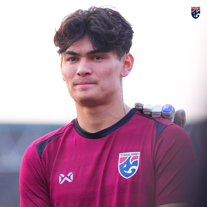 Trung vệ Thái Lan Jonathan Khemdee  - người được khen khoẻ hơn Nguyễn Xuân Son vừa phát biểu gây chú ý trước chung kết. Ảnh: FAT