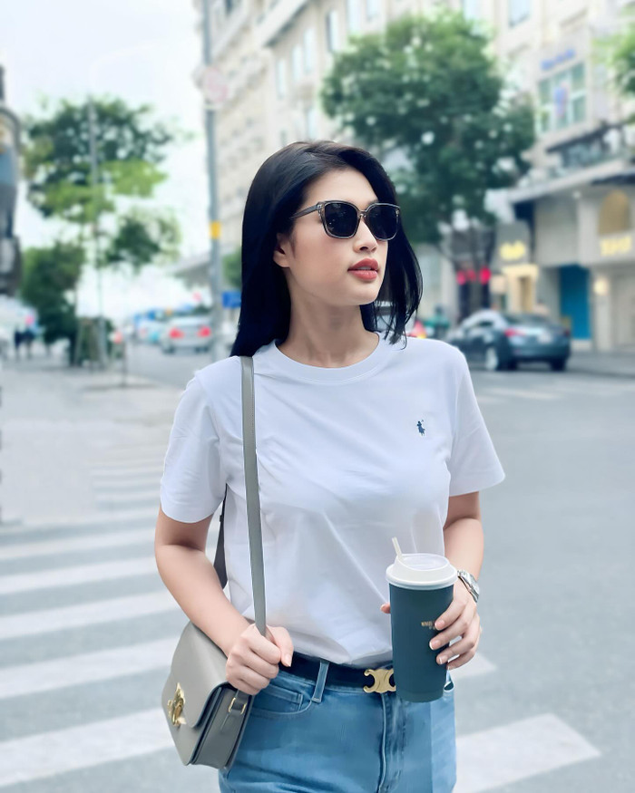 Tủ đồ của Hoa hậu Đoàn Thiên Ân còn có sự góp mặt của mẫu túi xách 'iconic' đến từ thương hiệu từng gắn liền với Lisa (BLACKPINK). Thiết kế này có mức giá dao động từ 100 triệu đồng. Hoa hậu Đoàn Thiên Ân còn phối cùng mẫu thắt lưng đồng hãng. (Ảnh: FBNV)