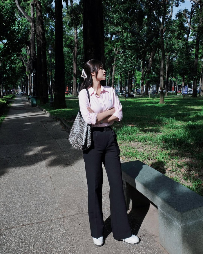 Trong hình ảnh được đăng tải vào tháng 8/2024, Hoa hậu Đoàn Thiên Ân gây chú ý khi diện mẫu túi xách form lớn, có thể chứa được nhiều đồ. Mức giá cho item này rơi vào khoảng hơn 60 triệu đồng. (Ảnh: FBNV)