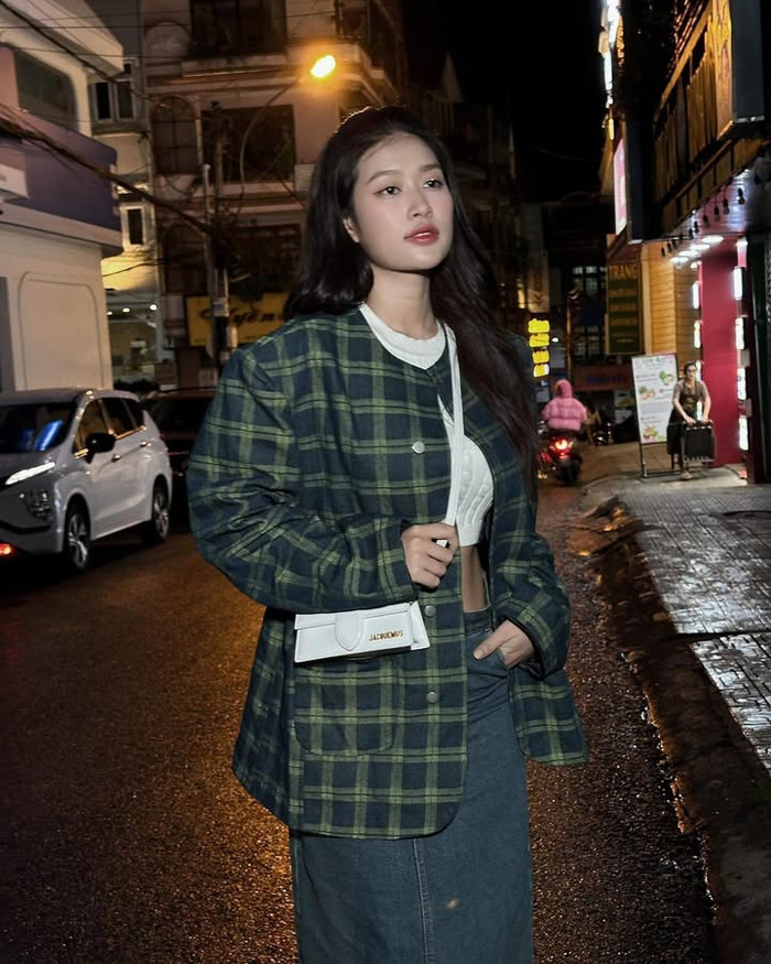 Ở một lần khác, Hoa hậu Đoàn Thiên Ân 'thả dáng' trên phố xá với outfit toàn những trang phục cơ bản. Người đẹp khéo léo phối cùng mẫu túi mini màu trắng đến từ thương hiệu hàng đầu tại Pháp. Thiết kế này được bán với mức giá khoảng 920 euro (hơn 24 triệu đồng). (Ảnh: FBNV)