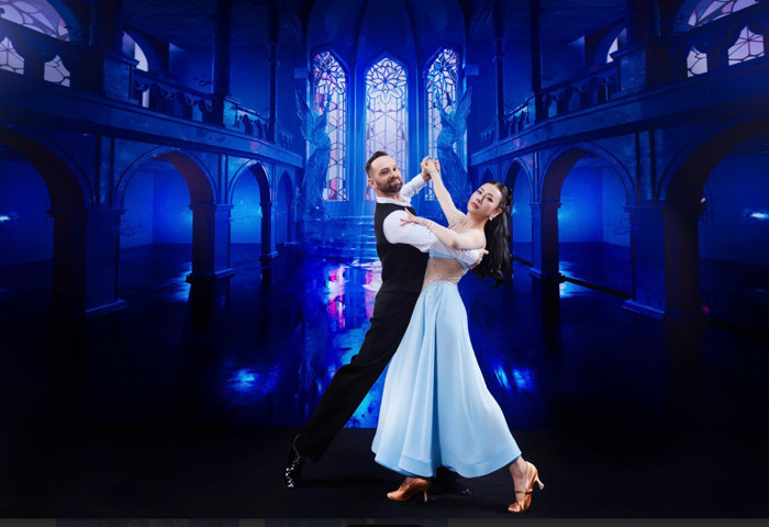 Phương Oanh phối hợp ăn ý với bạn nhảy.