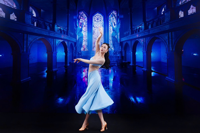 Phương Oanh uyển chuyển trong từng động tác.