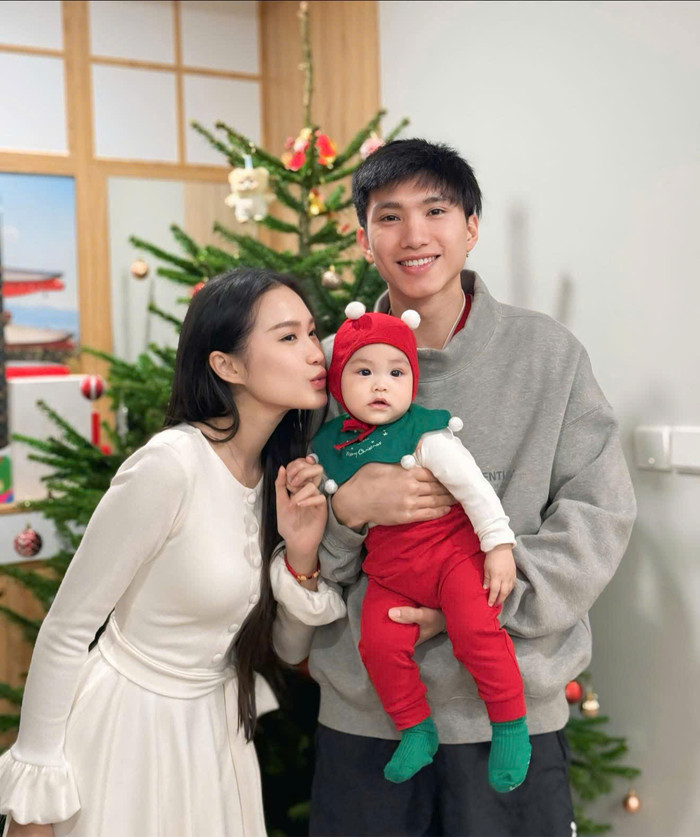 Đoàn Văn Hậu ra dáng người đàn ông của gia đình. Ảnh: FBNV