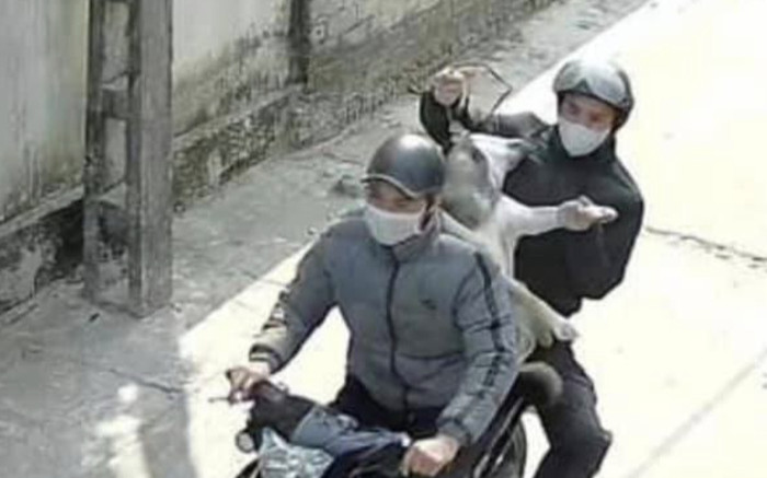 Hành động gây phẫn nộ giữa trưa của 2 thanh niên và cái kết khiến nhiều người hả hê Ảnh 2